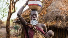 Sự thật thú vị về bộ lạc khoét môi gắn đĩa ở châu Phi