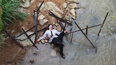 Sốc với cảnh Hoài Linh bị cọc nhọn đâm xuyên bên dòng suối