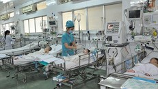 Bé 15 tháng tuổi bị cháy xém bàn tay do bỏng điện