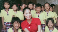 Phạm Hương dạy tiếng Việt cho trẻ em dân tộc ở Điện Biên