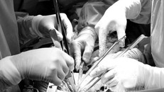 Bác sỹ làm phẫu thuật cho nam thanh niên bị dao đâm thủng tim, ảnh minh họa