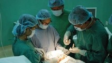 Cụ ông bị tắc mạch máu cánh tay vì uống thuốc tim mạch không đều