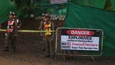 Bên ngoài hang Tham Luang, cảnh sát vẫn phong tỏa hiện trường.