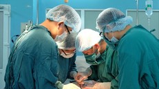 BS bệnh viện Bình Dân thực hiện ca phẫu thuật.