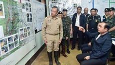 Thủ tướng Prayut Chan-o-cha quan sát bản đồ hang động Tham Luang. Ảnh: EPA