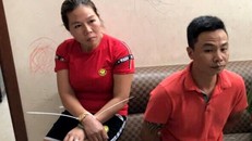 Bình (bên phải) bị cáo buộc cầm đầu đường dây đánh bạc