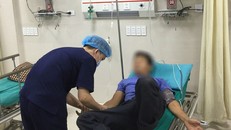 Bệnh nhân được rửa dạ dày cấp cứu sau khi ăn mật cá trắm.