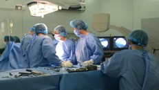 Người đàn ông ngủ võng bị mảnh kính rơi đâm thấu tim