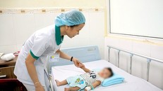 Bé K. tại bệnh viện.