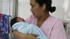 Sau phẫu thuật, bệnh nhân hồi phục tốt, hạnh phúc bên con trai đầu lòng.