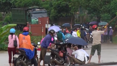 Lào Cai bị nước ngập chia cắt, người dân liều mình dùng bè vượt lũ