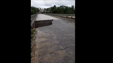 Video: Kinh hoàng khoảnh khắc mưa lũ cuốn sập cầu ở Phú Thọ