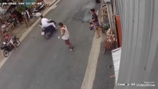 Người lớn bất cẩn, trẻ nhỏ lao sang đường bị xe máy tông thảm khốc