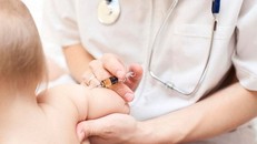 Bé B.A. mới được 1 tháng 25 ngày tuổi, chưa đủ tháng tuổi để tiêm phòng bệnh ho gà - Ảnh minh họa