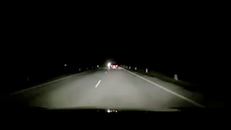 Loé mắt bởi đèn xe ôtô, tài xế suýt đâm vào người đi đường