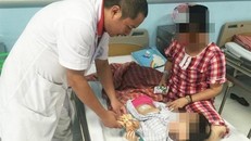 Bé gái bị u nang buồng trứng được theo dõi sức khỏe sau phẫu thuật - Ảnh: VTV