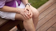 Người phụ nữ suýt bị tàn phế vì trị đau khớp bằng thuốc tiêm