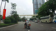 Bi hài clip người đàn ông ngủ gục trên xe máy giữa phố Hà Nội