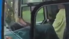 Sa thải tài xế dùng chân lái xe trên cao tốc Trung Lương