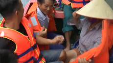 Nước ngập nhiều ngày, học sinh đi học bằng ca nô