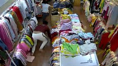 Tên cướp đi cùng cô gái đâm tới tấp nhân viên bán quần áo