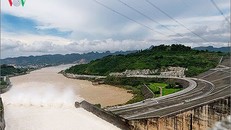 Chiều nay mở thêm cửa xả đáy thứ 3 của hồ Hòa Bình