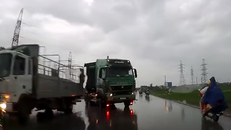 Tránh va chạm, xe đầu kéo vượt ẩu khiến xe con lao xuống ruộng