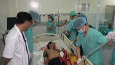 Ngư dân được đưa về đất liền cấp cứu - Ảnh: VTC