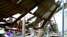 Bão số 4 càn quét, hàng chục căn nhà trên đảo Phú Quý bị tốc mái, sập tường