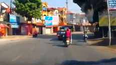 Xe tải vừa xi-nhan 1 giây đã rẽ, xe máy lách qua tài tình như phim