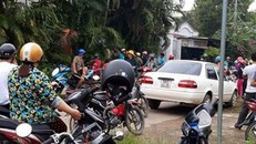 Người dân bàng hoàng khi vụ án xảy ra - Ảnh: Pháp luật TP.HCM