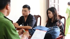 Kiên và Phương tại cơ quan điều tra - Ảnh: Báo Công Lý