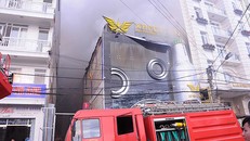 Khói bùng lên dày đặc ở câu lạc bộ bia - Ảnh: Vnexpress