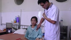 Cháu gái đang được điều trị tại Khoa Da tổng hợp Bệnh viên da liễu T.Ư Quy Hòa - Ảnh: Thanh Niên