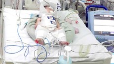 Mẹ vỡ gan lúc chuyển dạ, bé sơ sinh sống sót thần kỳ