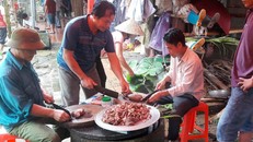 Gia đình làm thịt trâu đãi làng, chuẩn bị cổ vũ Olympic Việt Nam - Ảnh: Dân Trí