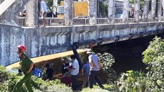 Cơ quan chức năng khám nghiệm thi thể - Ảnh: Báo Giao thông