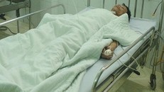 Thanh sắt 1,5 m đâm xuyên cổ người đàn ông