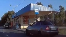 Clip: Ô tô điên phóng như tên lửa, hất tung 3 mẹ con lên trời