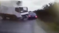 Video xe tổng thống Moldova bị xe tải húc kinh hoàng