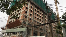 Sập giàn giáo công trình trung tâm thương mại, 2 người tử vong