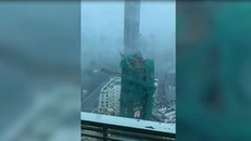 Video siêu bão Mangkhut quật gãy thang máy 22 tầng ở Hồng Kông