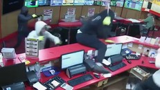 Ba tên cướp trùm đầu bị cụ ông 83 tuổi đuổi đánh thê thảm