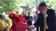 Đại sứ Mỹ hóa Ông Địa, nhảy múa vui Trung thu với trẻ em khuyết tật