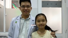 Bé gái khỏe mạnh khi tái khám sau 6 tháng phẫu thuật - Ảnh: Vnexpress