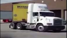 Những pha bẻ lái điêu luyện của tài xế container