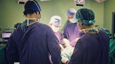 Người phụ nữ bị khỉ nhà hàng xóm cắn nát tay