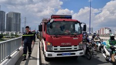 Bỏ lại xe máy, người đàn ông nhảy cầu tự tử