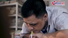 Chuyện cảm động ở lớp học của thầy giáo viết chữ bằng miệng