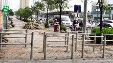 Hà Nội lập rào cọc sắt ngăn xe máy ngược chiều trên vỉa hè đường Tố Hữu